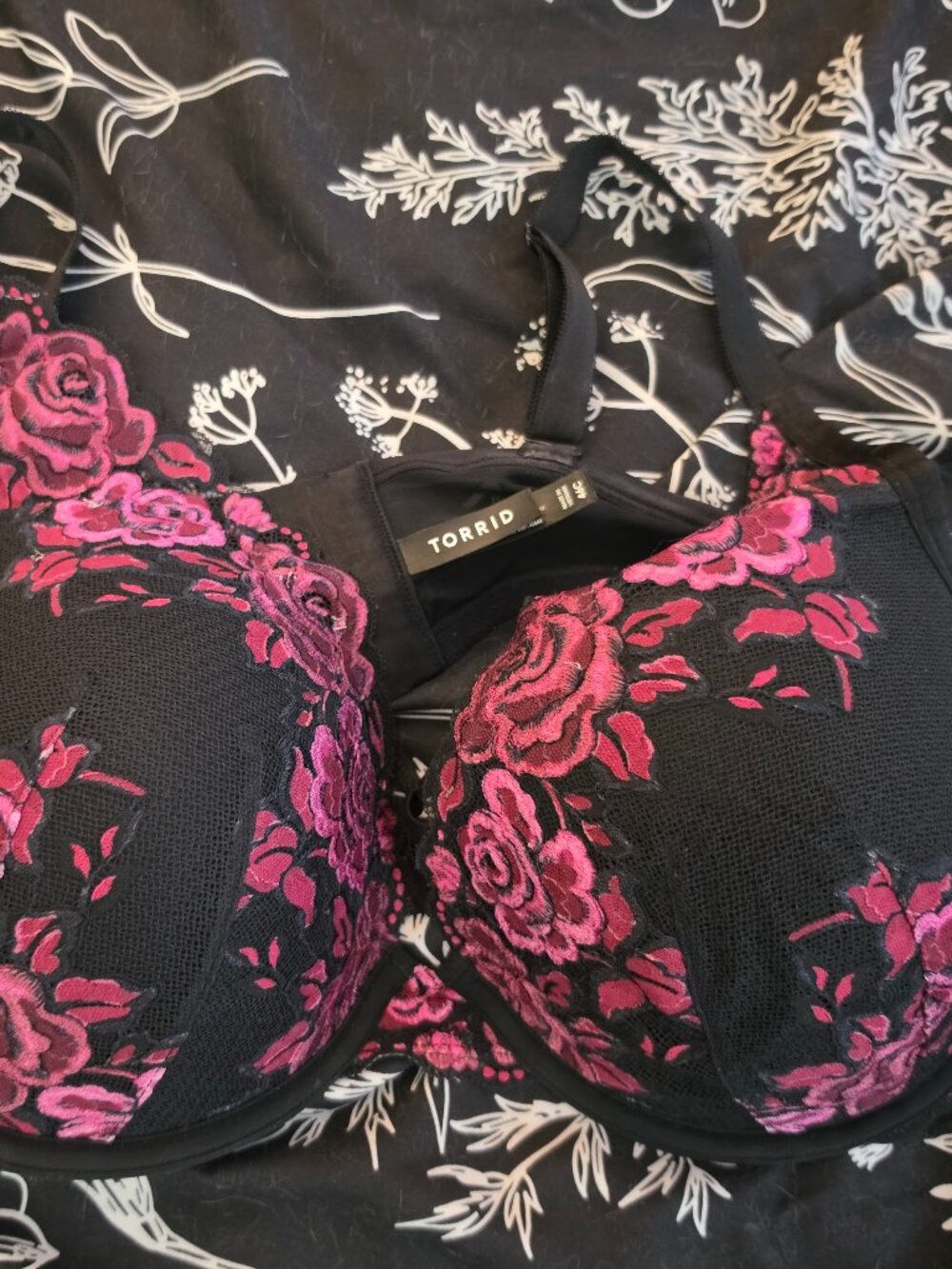 Torrid XO Plunge Push Up Bra 46C Black and Red Floral Lace
